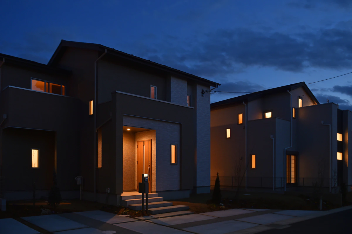 住宅　外観　夜
