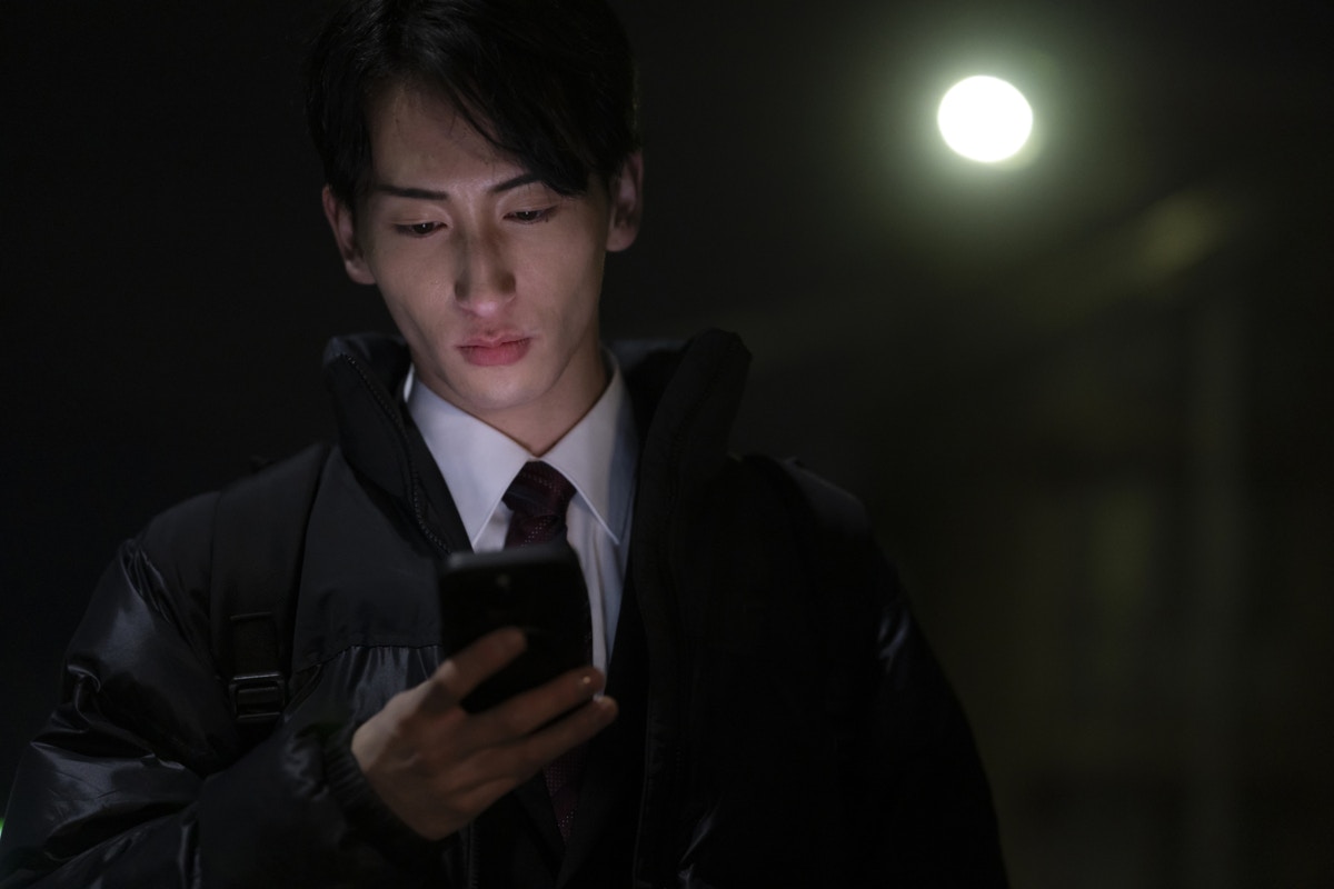 サラリーマン　夜　外