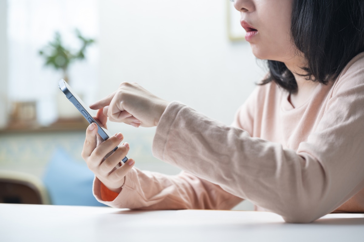 女性　スマホ　手元