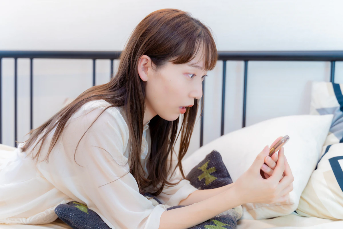 スマホ　女性　口　ショック　部屋