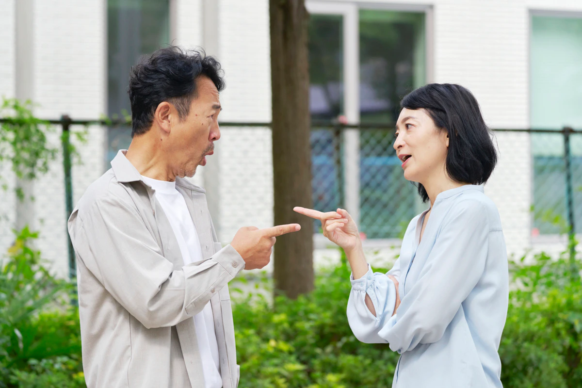 男女　けんか　外