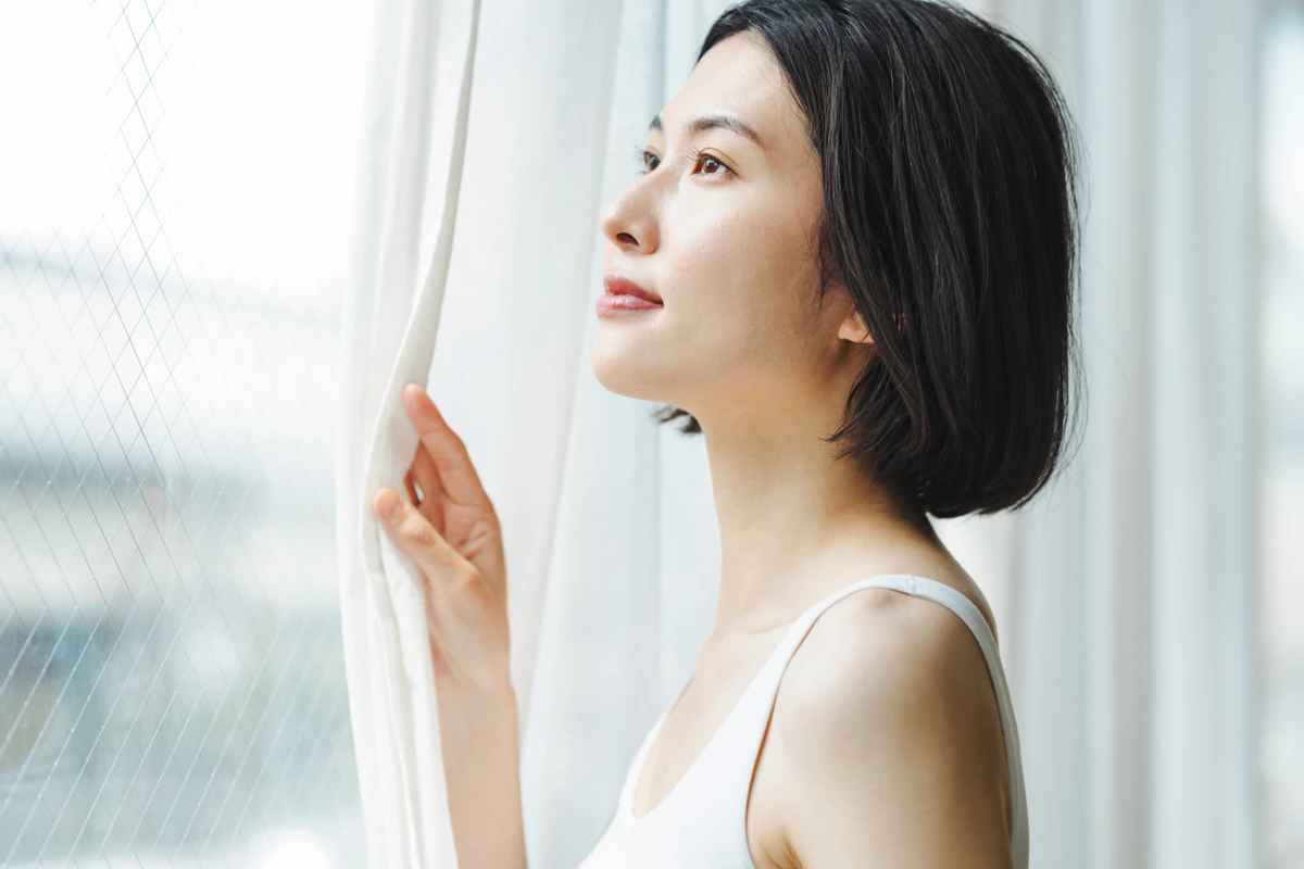 カーテン　女性　ボブ