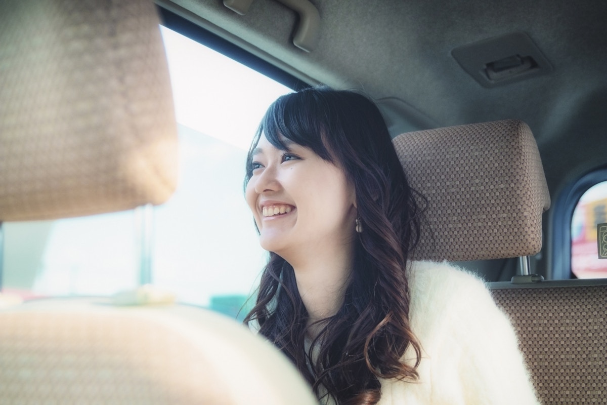 タクシー　友達　女性　後部座席