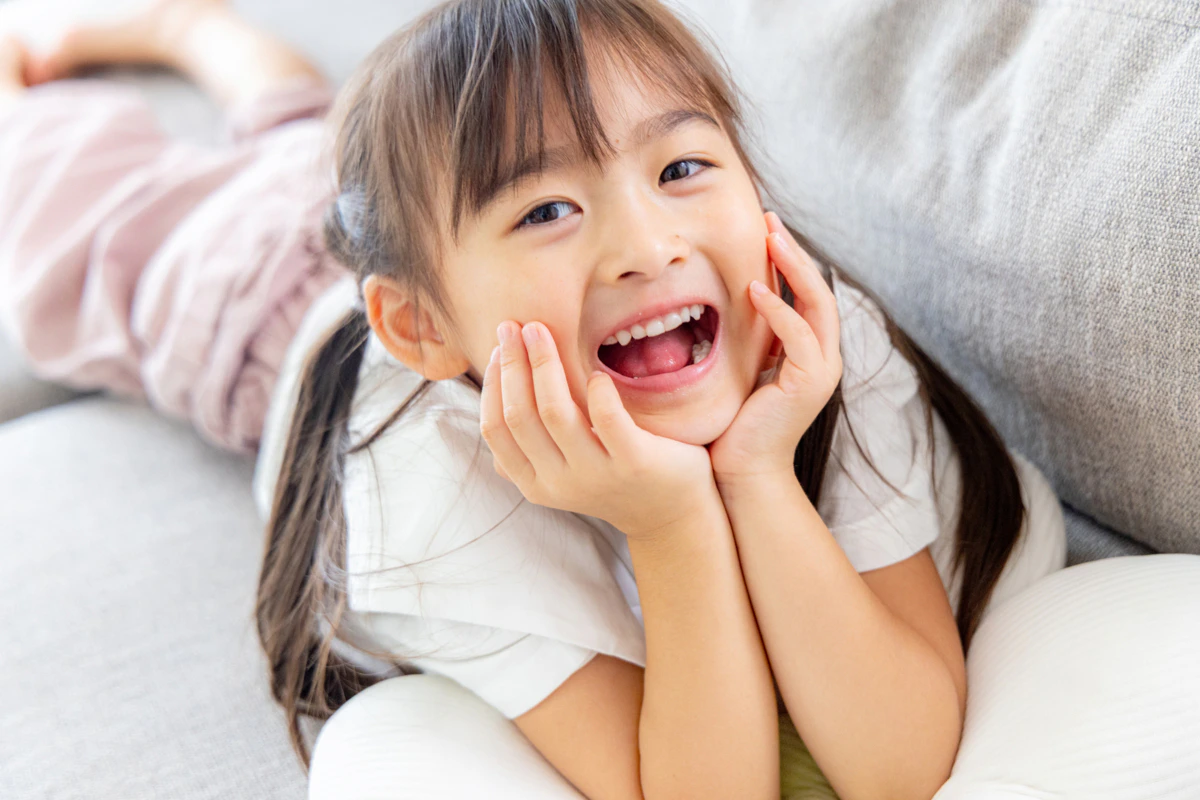 小学生　娘　笑顔　リビング