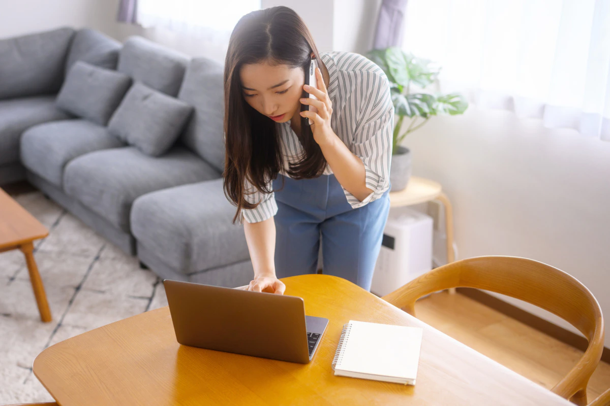スマホ　慌てる　女性　家