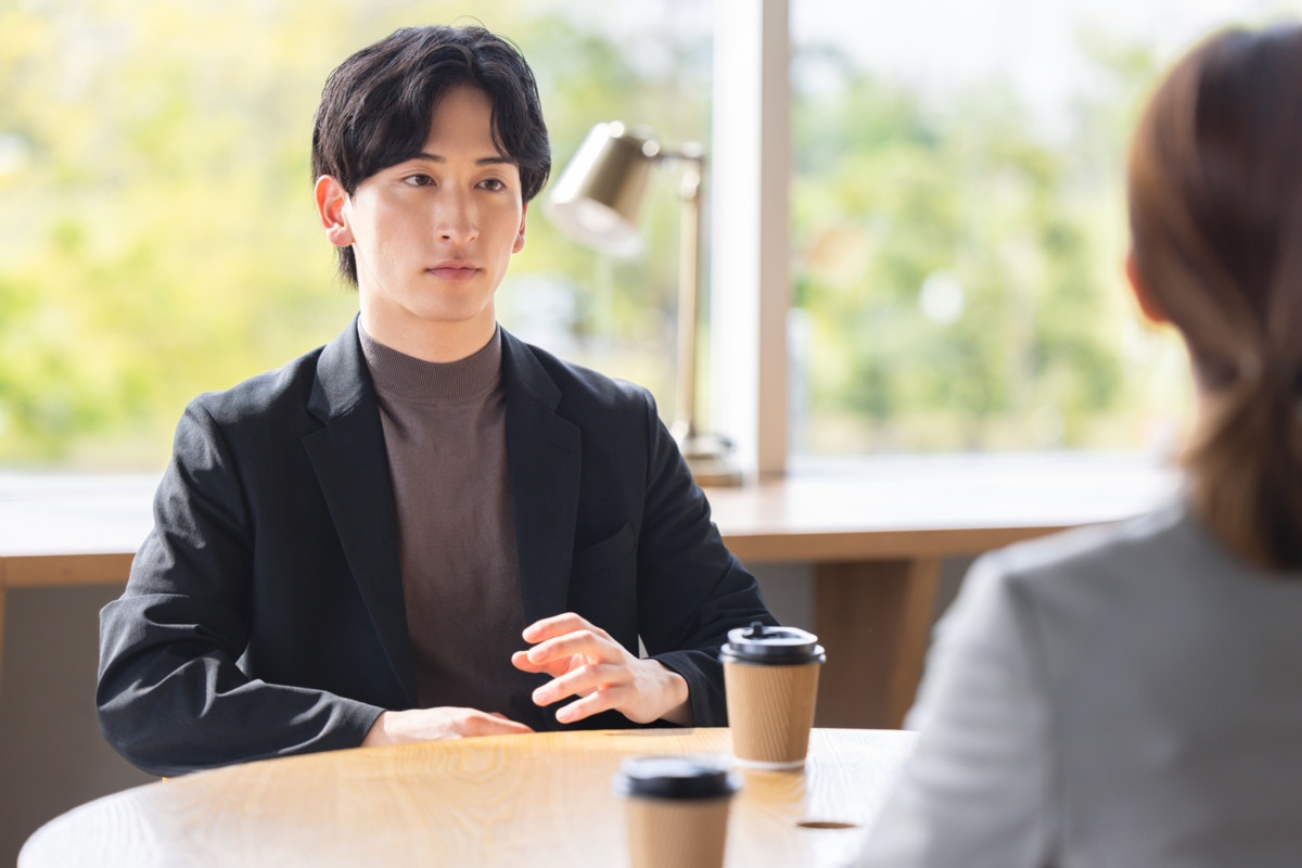 男　話を聞く　カフェ