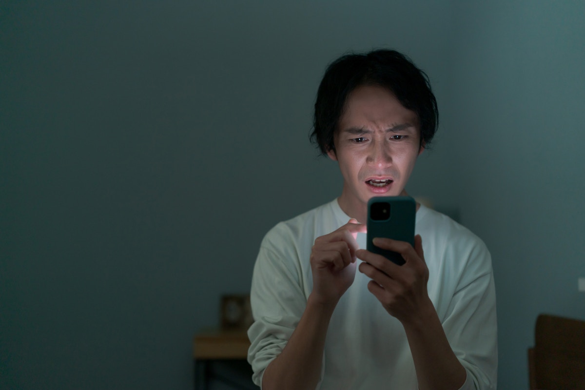 電話　夜　男　ショック