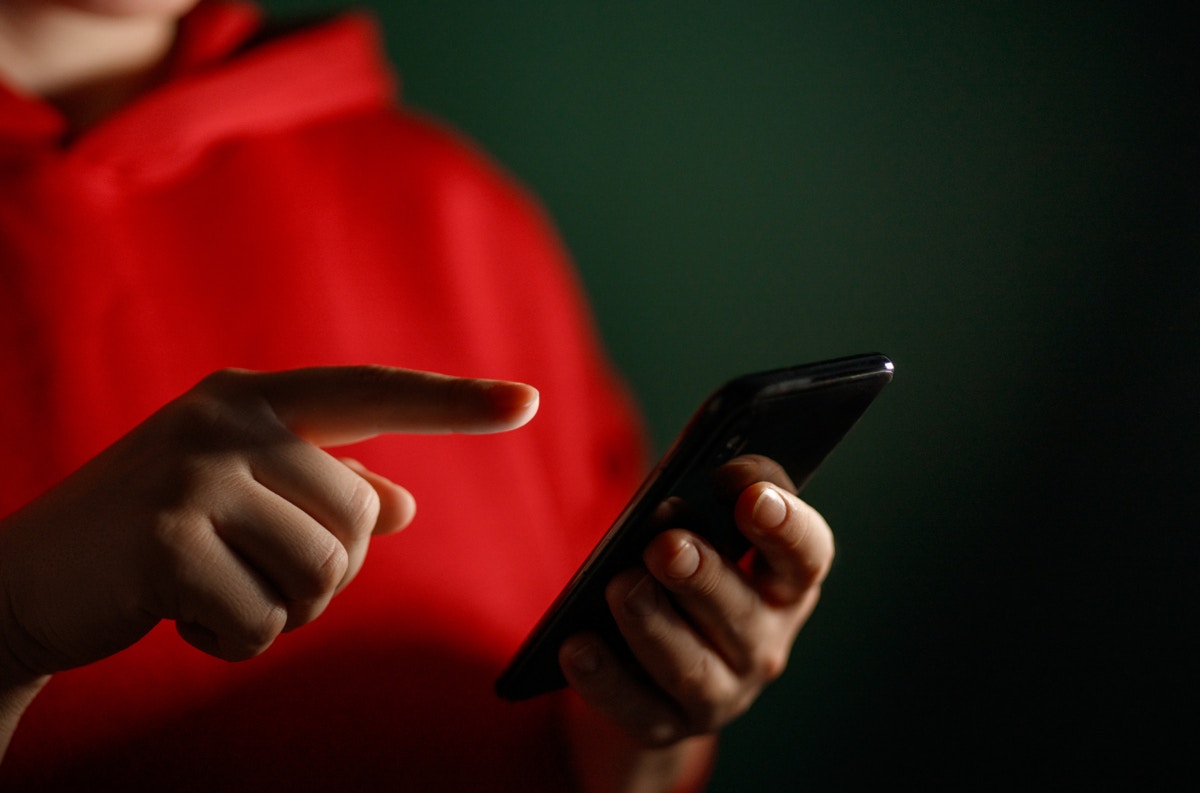 スマホ　女性　手
