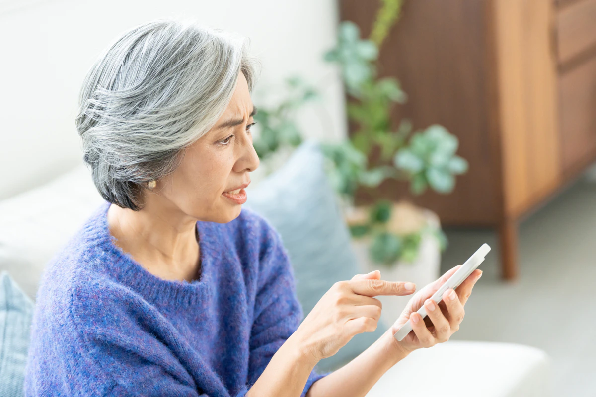 怒り　高齢者　電話　女性