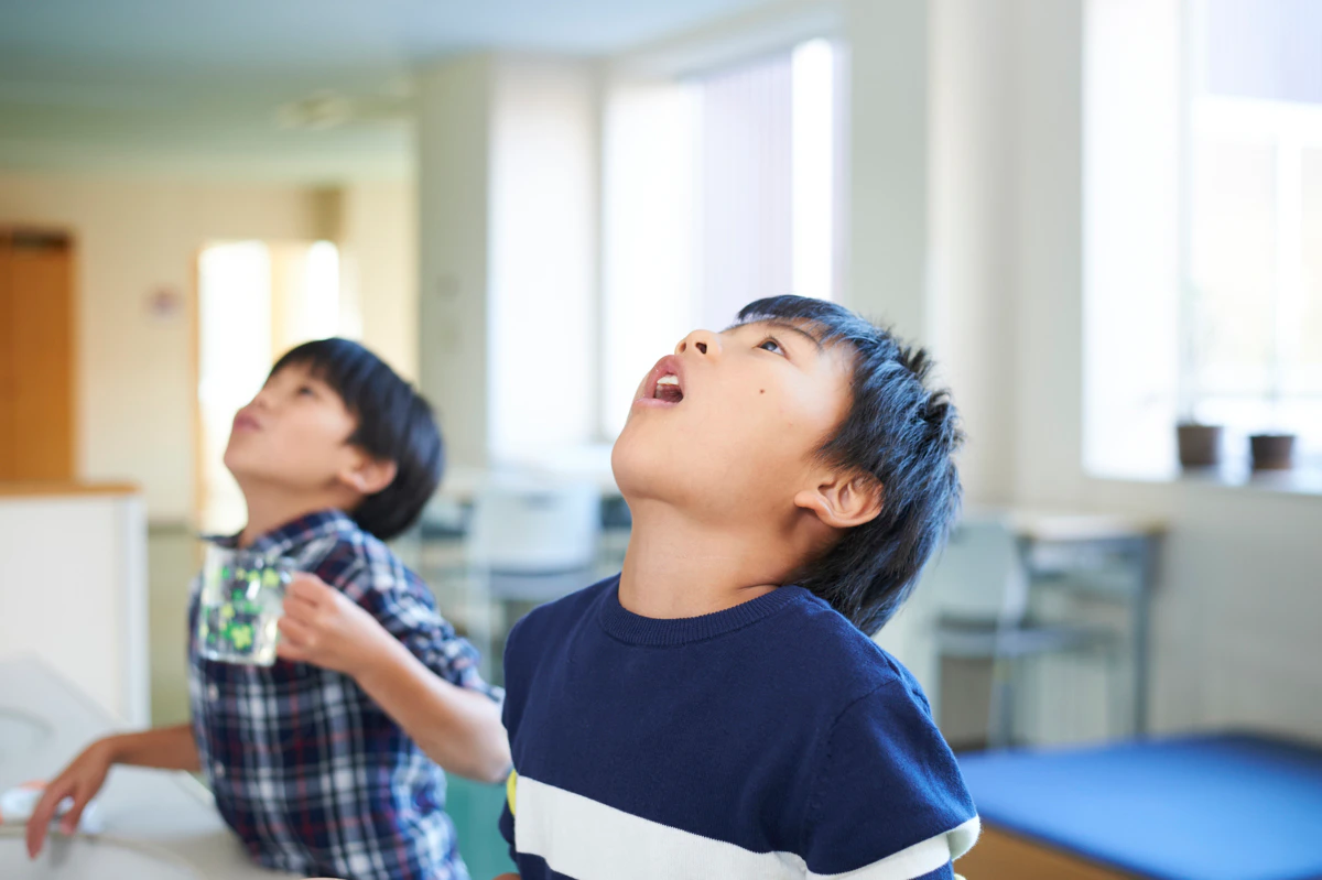 小学生　男の子　学校
