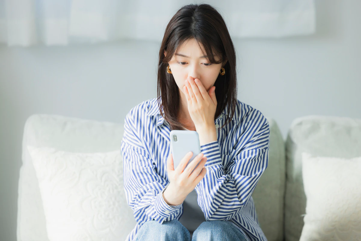 　女性　電話　家　ショック