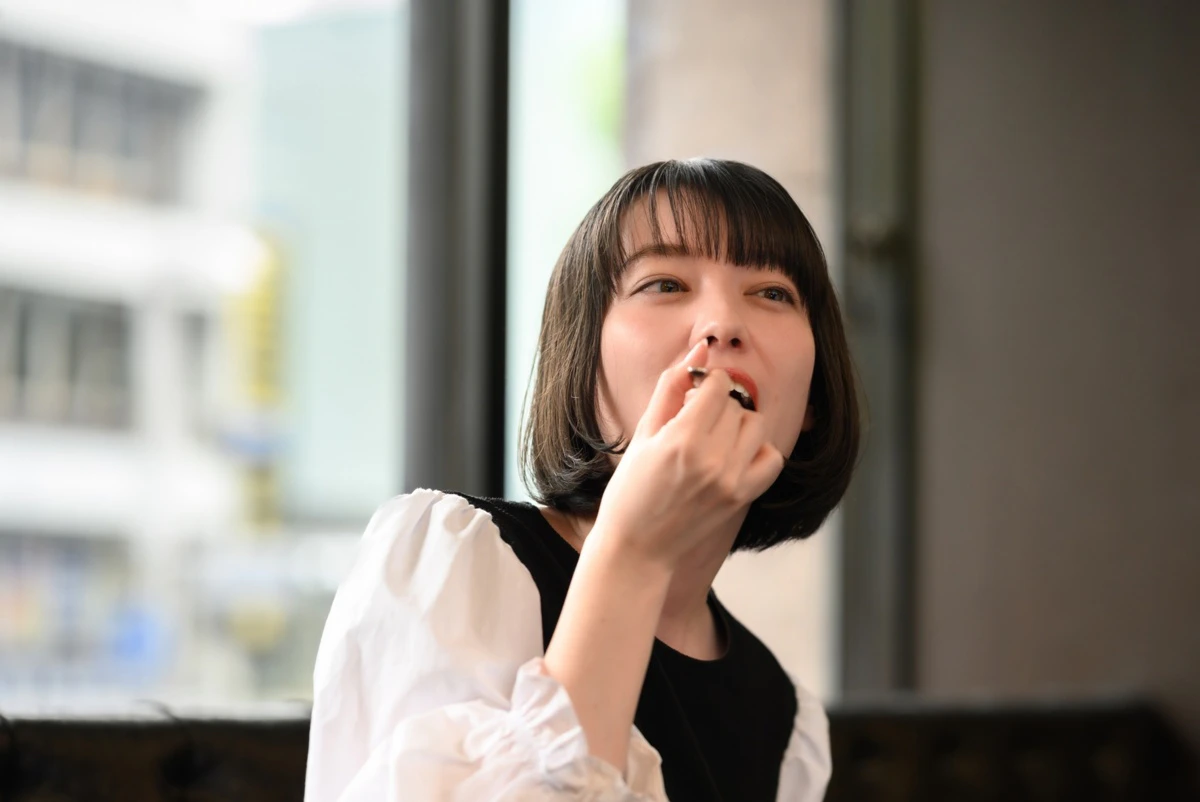 前髪　女性　カフェ
