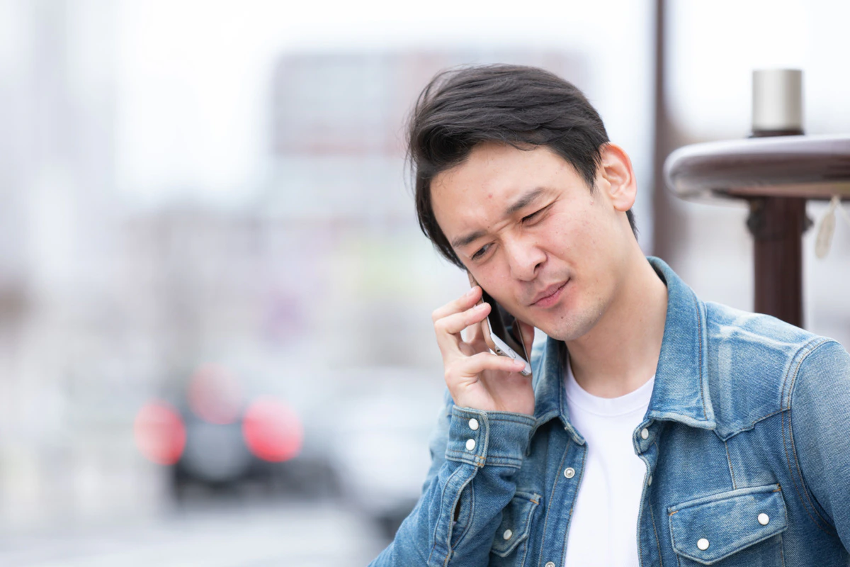 スマホ　男性　外　通話　焦る