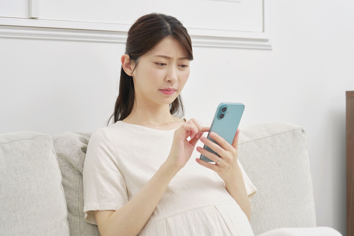 妊婦　スマホ　家