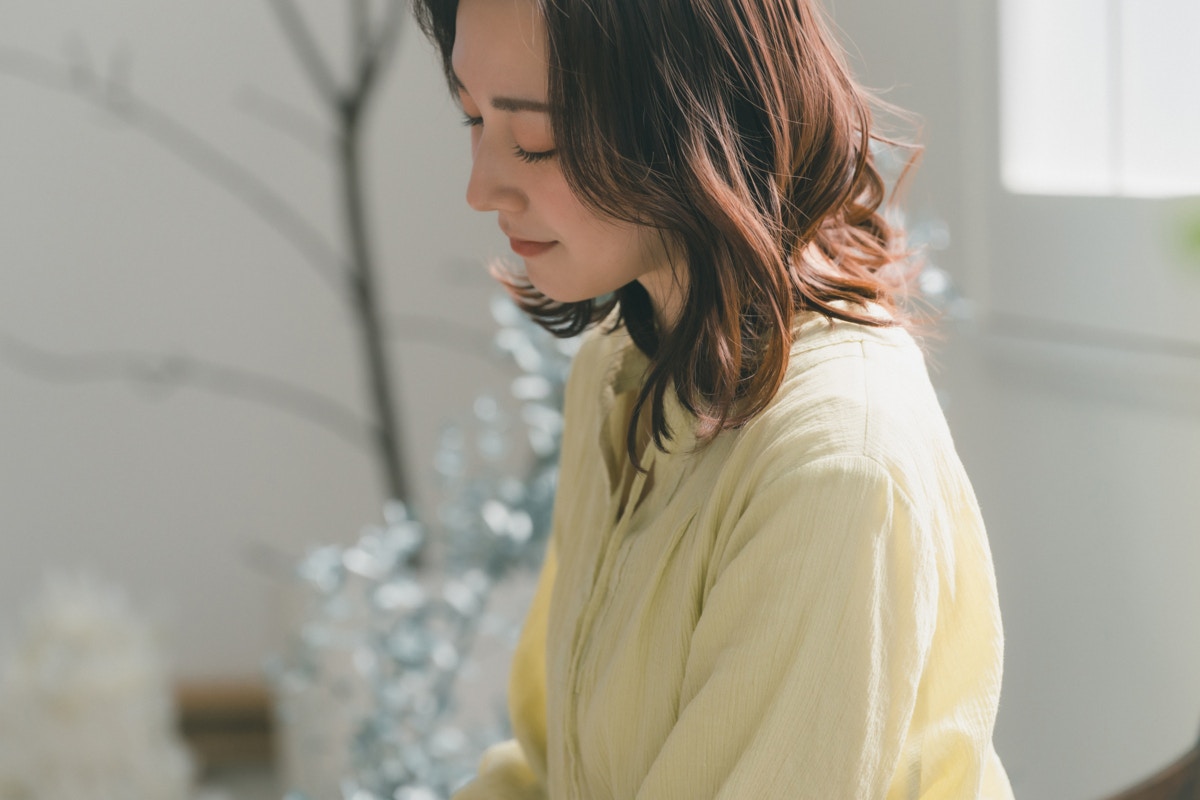 女性　家　俯く