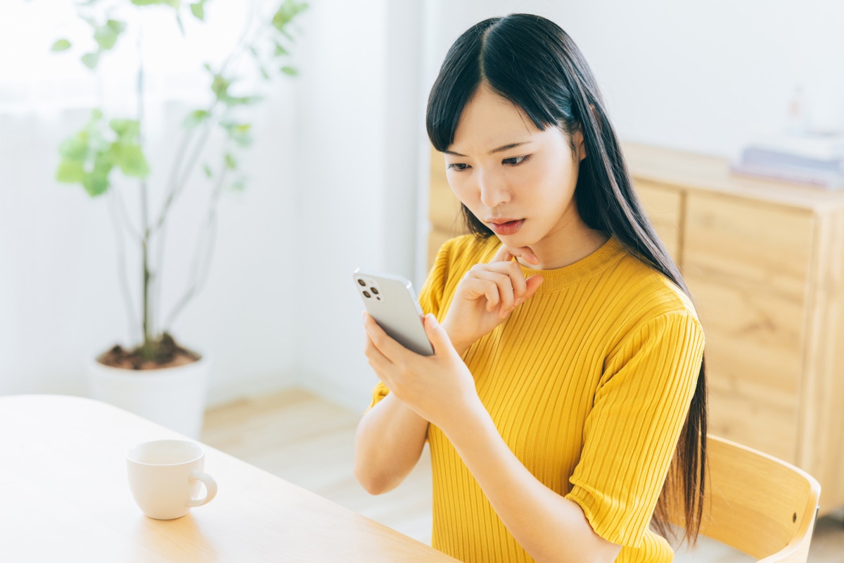 女性　スマホ　リビング　嫌