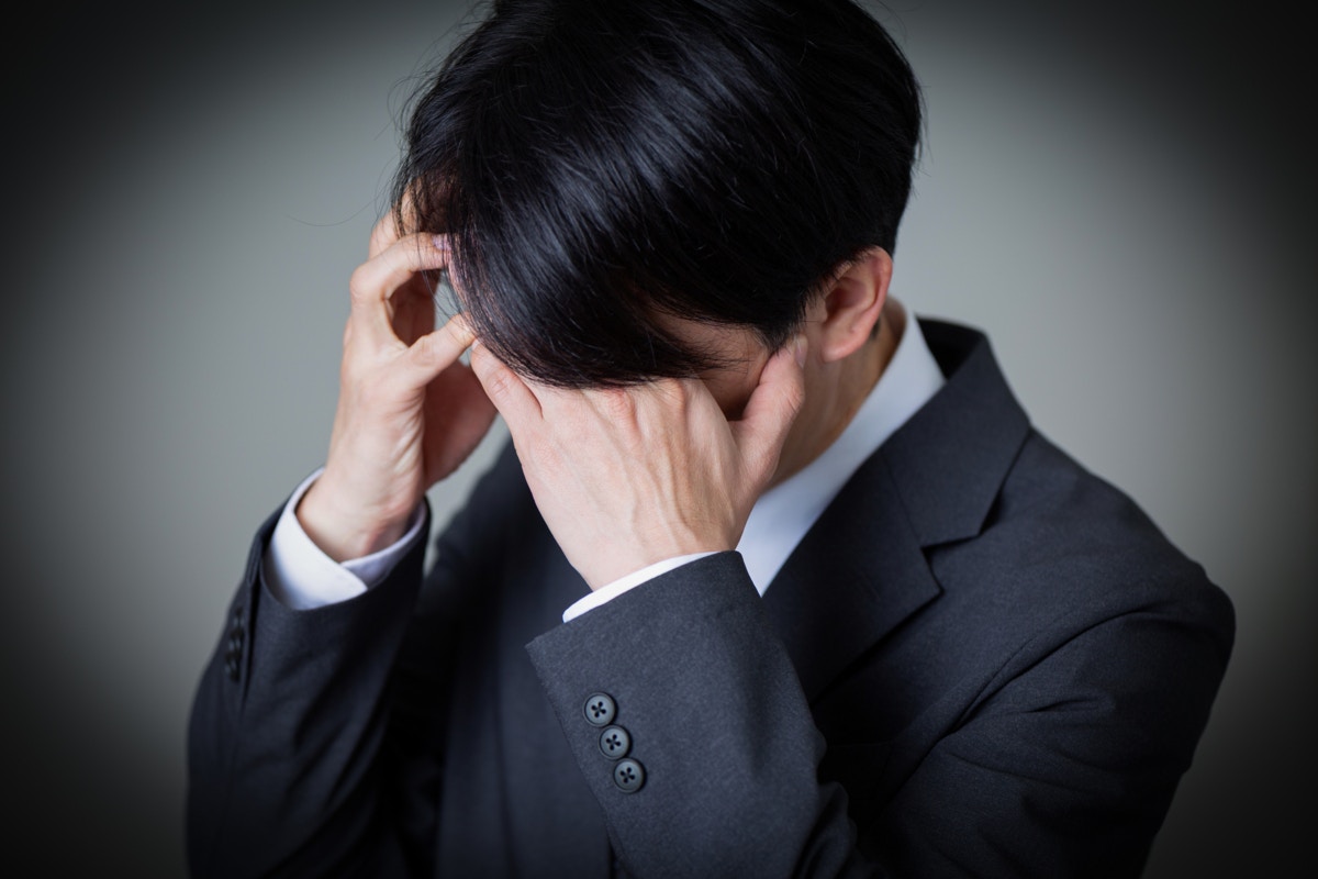 泣く　男性　スーツ　　絶望