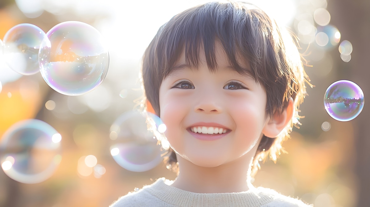 小学生　男の子　笑顔　優しい