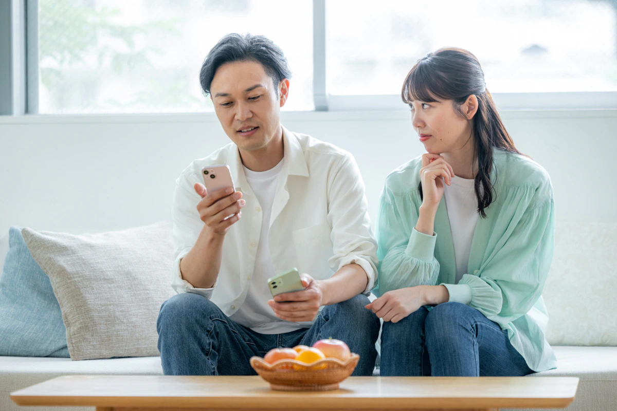 男性　女性　スマホ　怒る