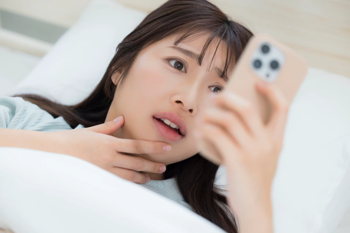 　スマホ　夜　ショック