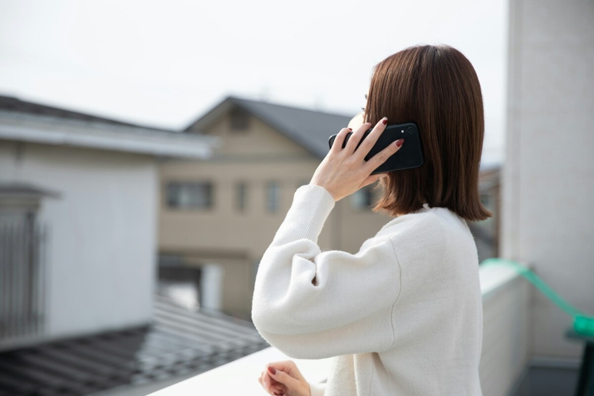 電話　女性　手元