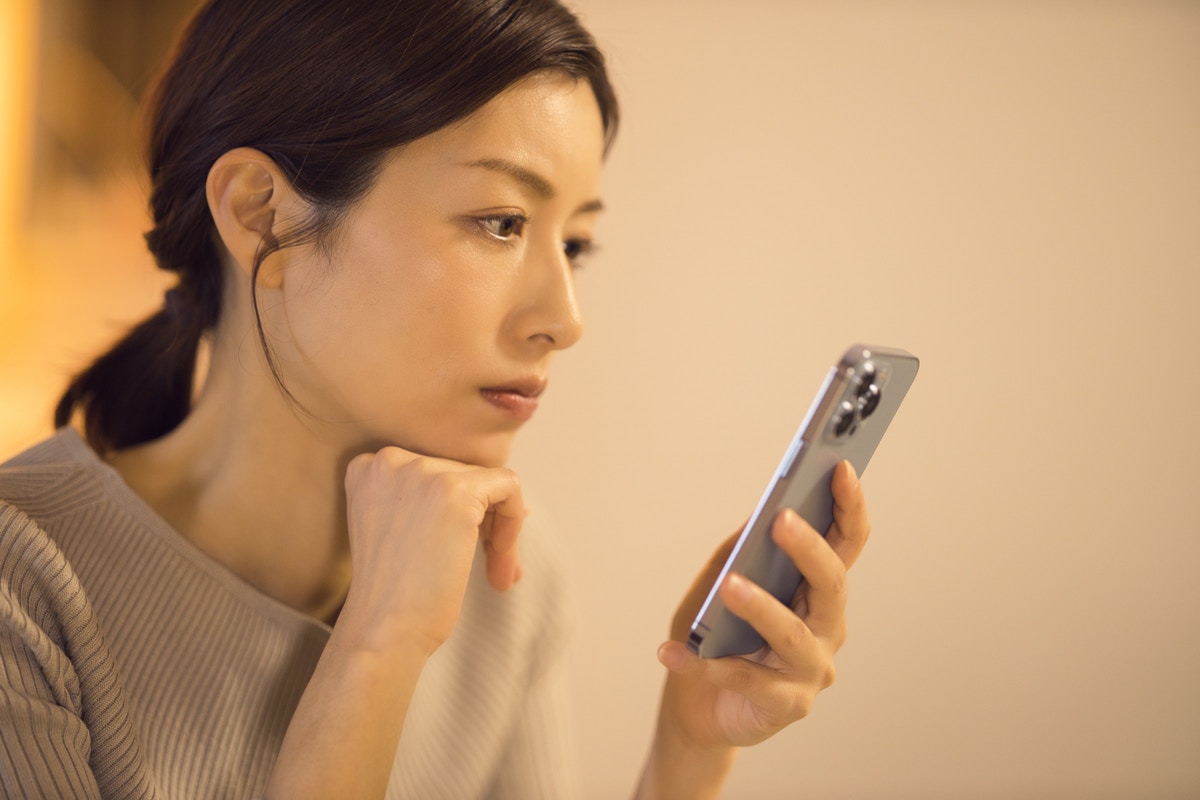 横顔　夜　電話　女性　家