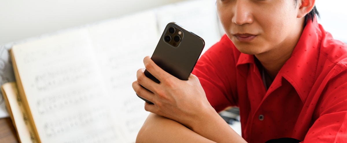 男性　LINE　手元