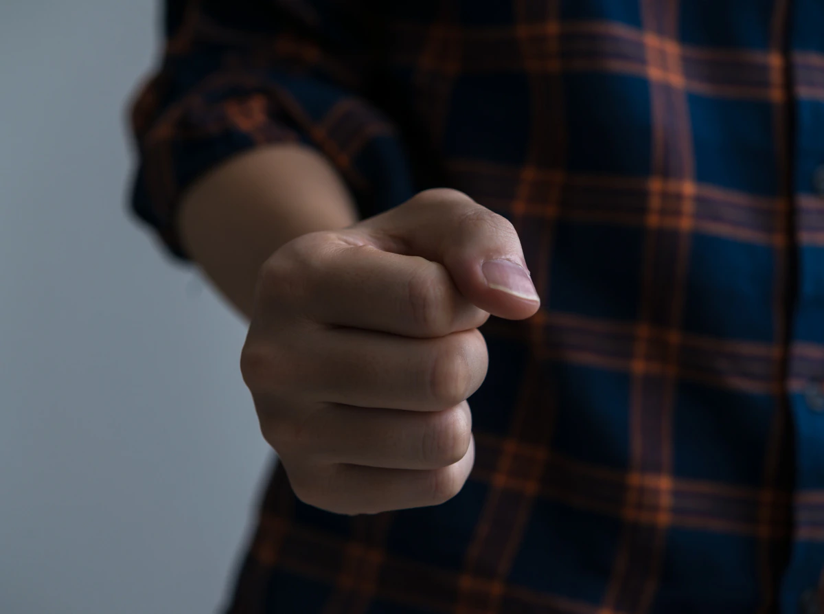 こぶし　握る　暗い