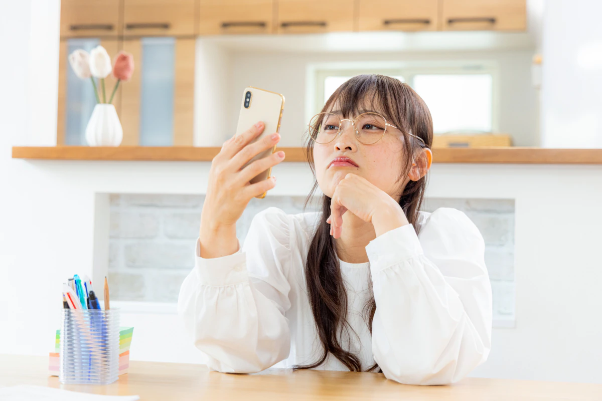 スマホ　女性　悩む