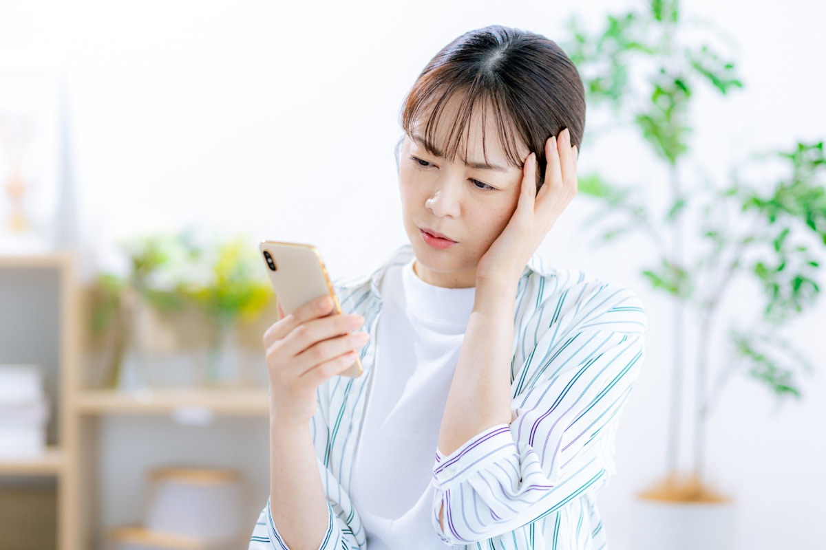 スマホ　女性　悩む