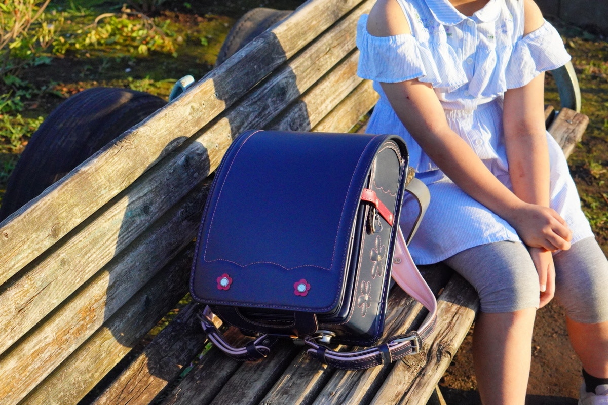 子ども　夕方　背中　女の子