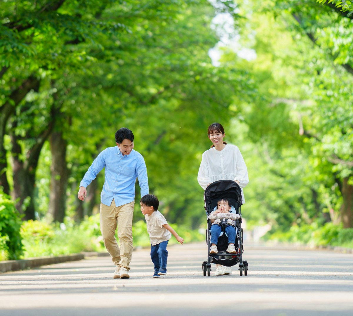 公園　男女　子供　パパ　ママ