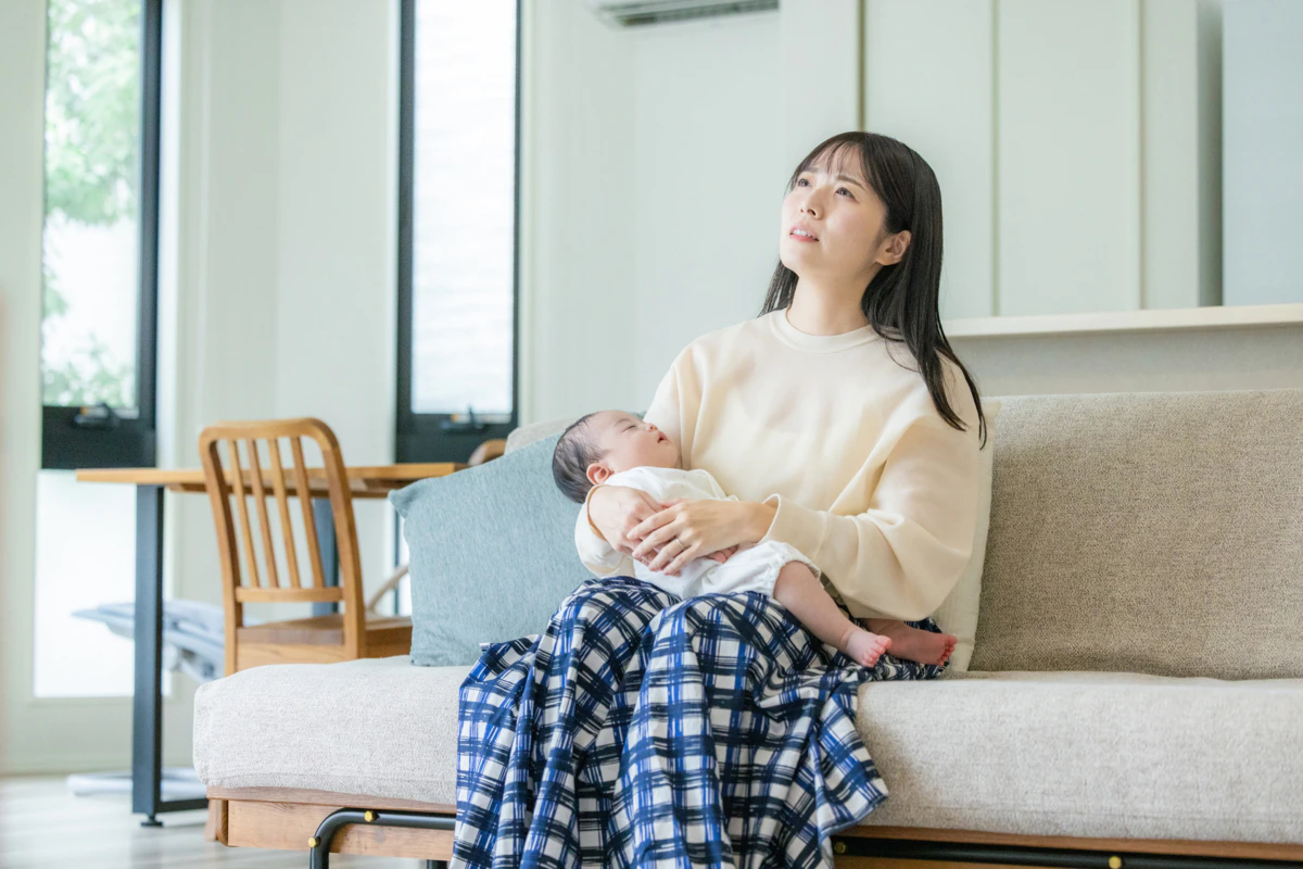 赤ちゃん　抱っこ　女性　心配