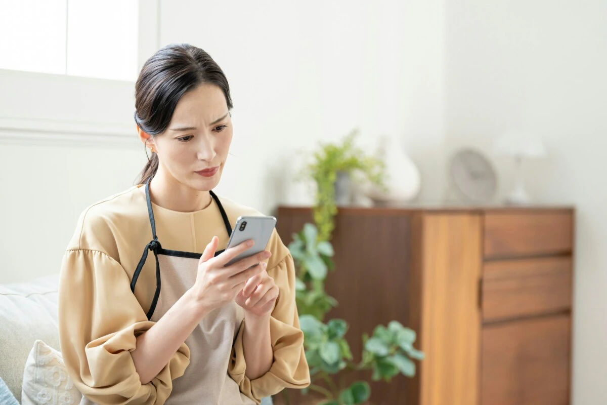 携帯　女性　悩む