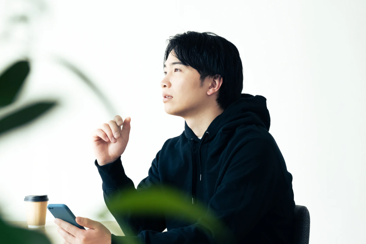 カフェ　男性　落ち込む