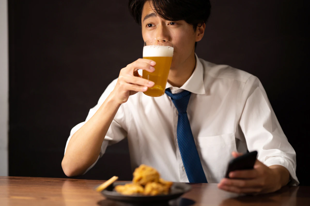 男性　スマホ　夜　夕飯