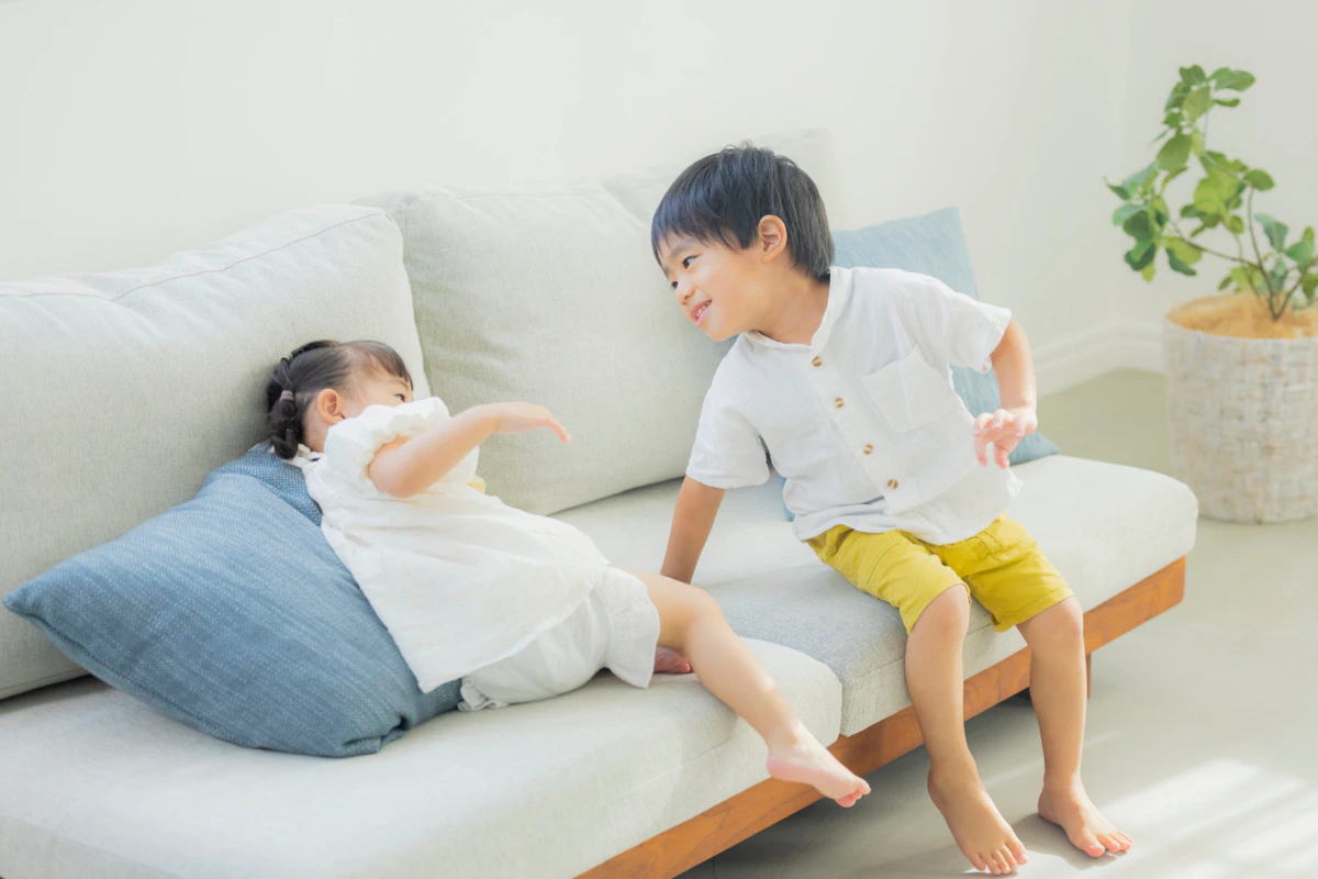 子ども　騒ぐ　家