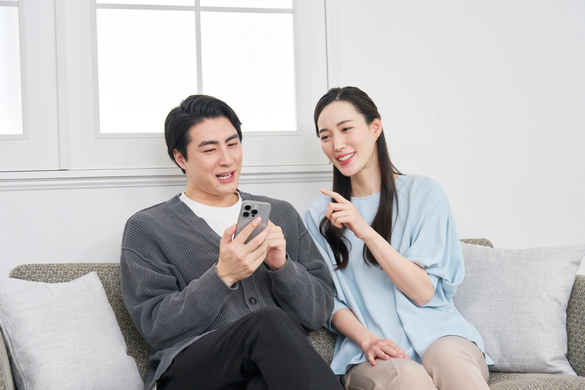 夫　妻　スマホ　リビング　見る