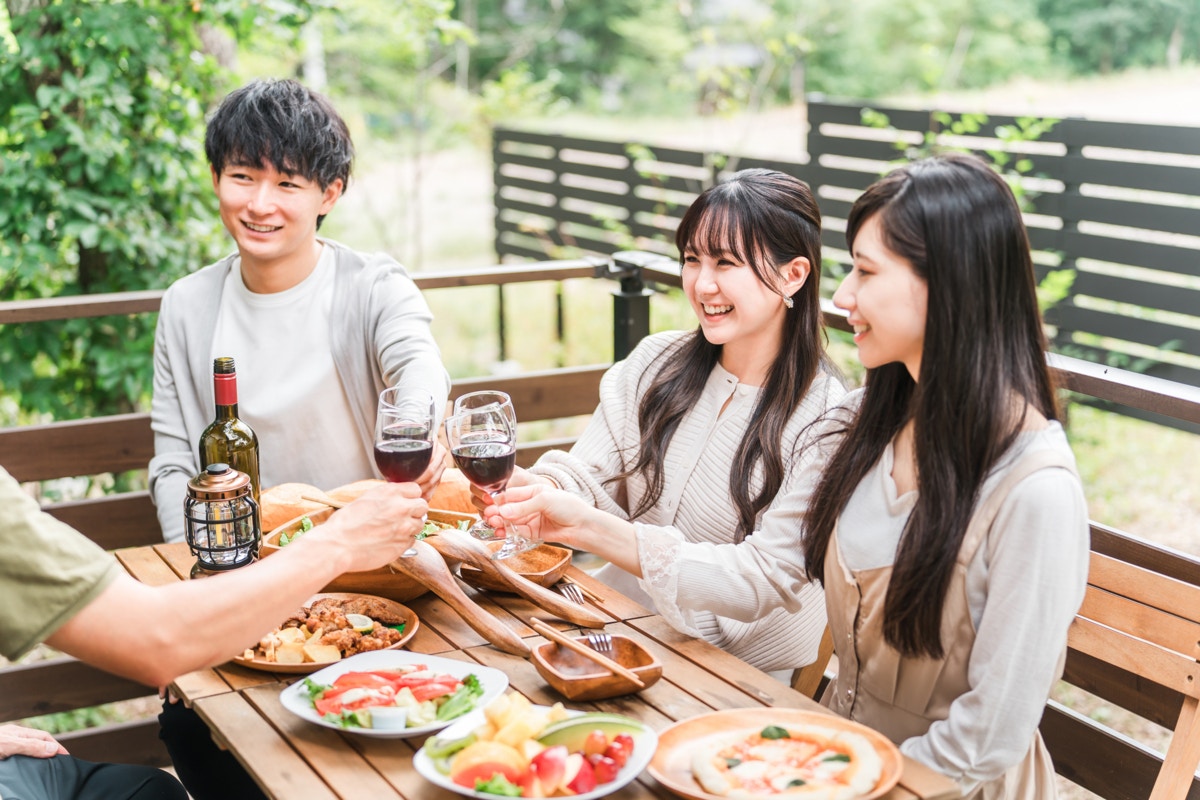 バーベキュー　庭　日本人