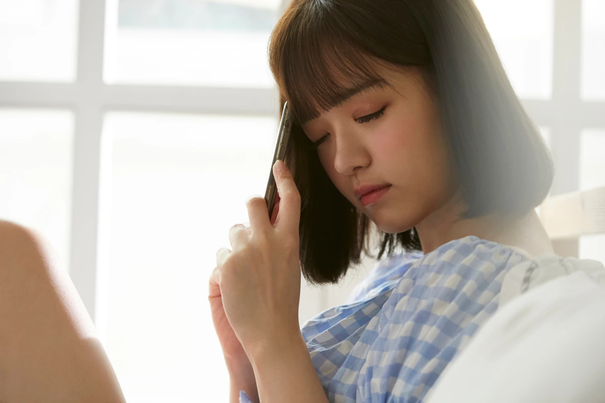 女性　スマホ　寂しい