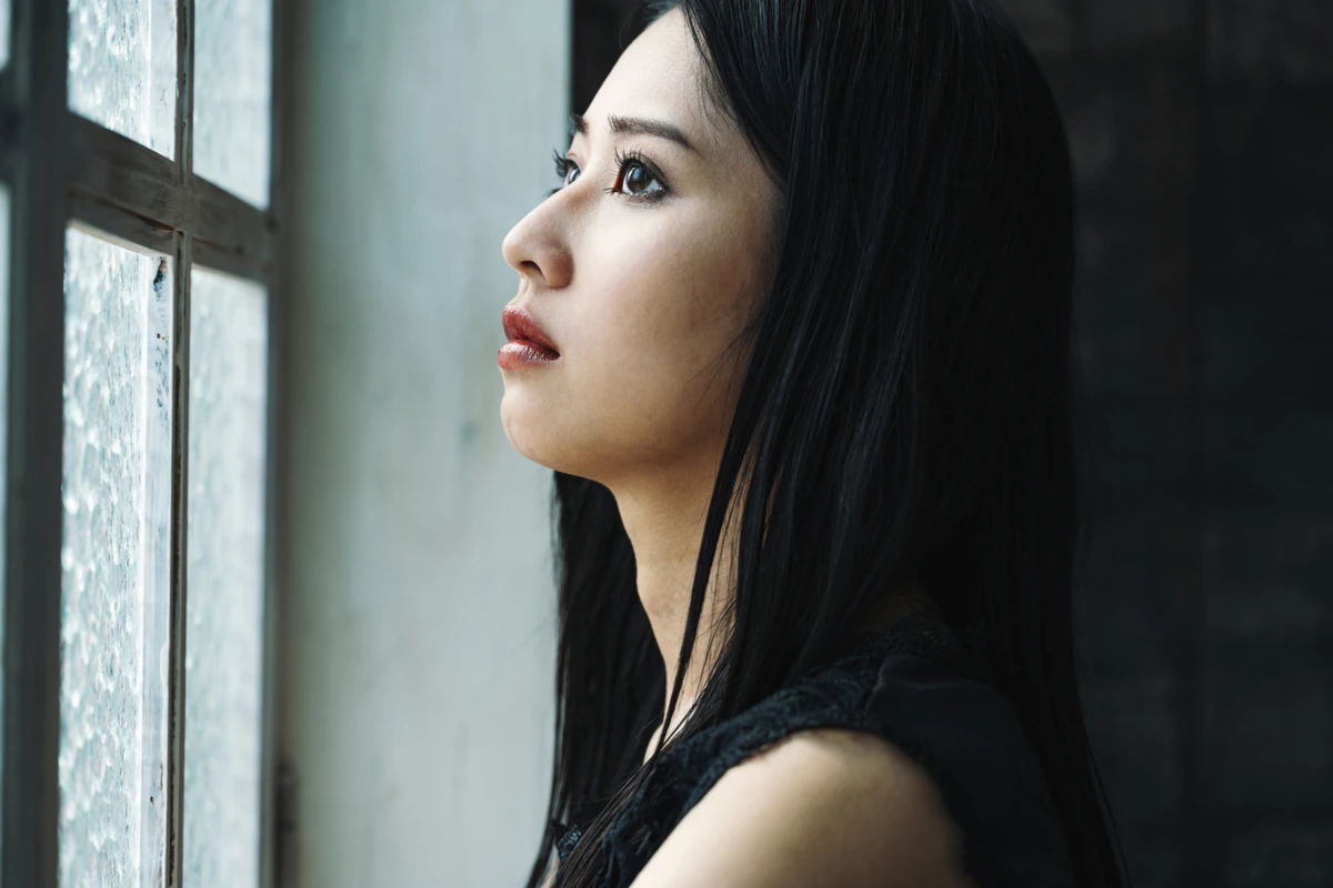 窓　女性　暗い　見上げる　
