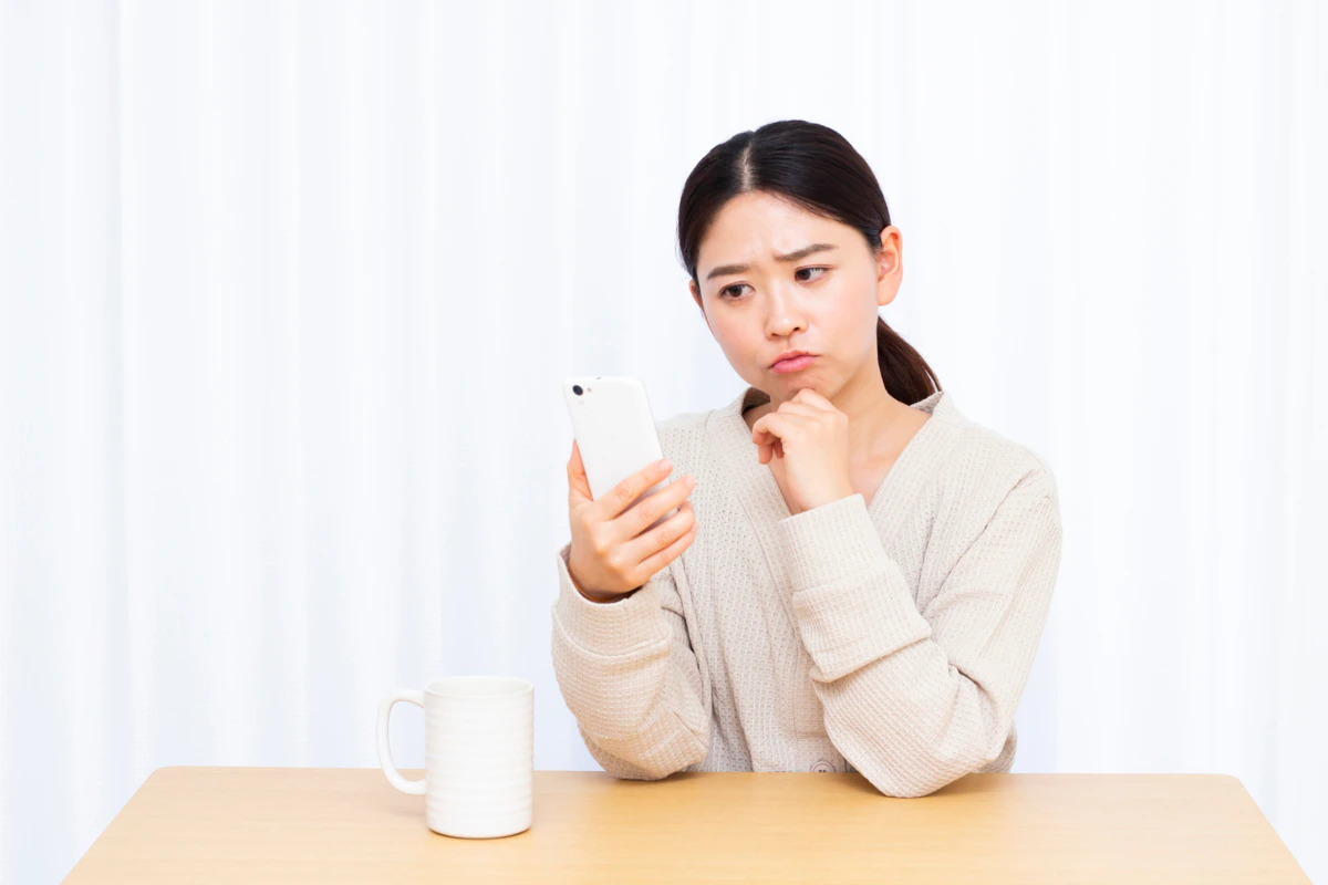 スマホ　女性　怒り
