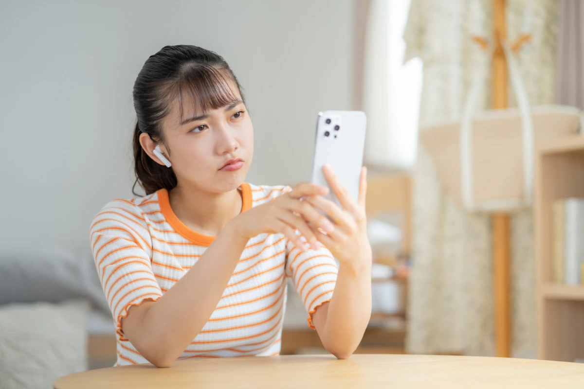 女性　膨れる