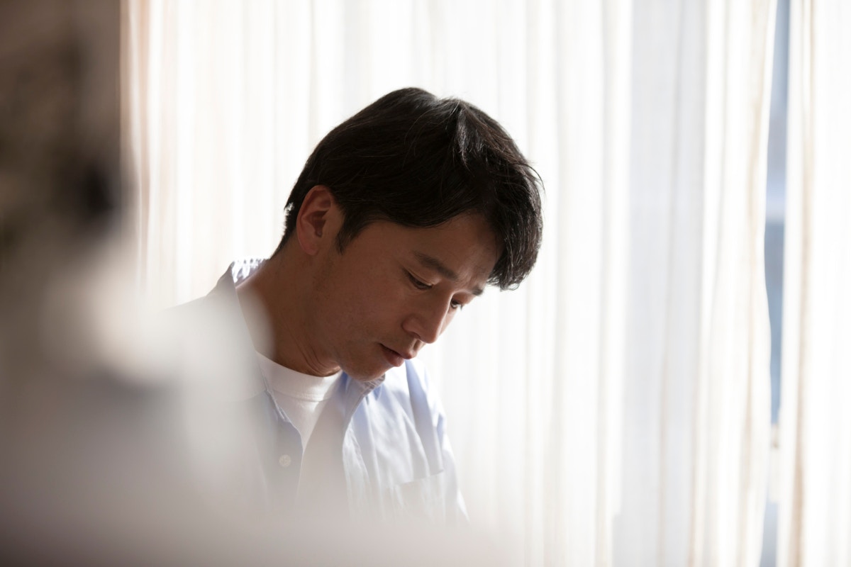 男性　家　ソファー　俯く