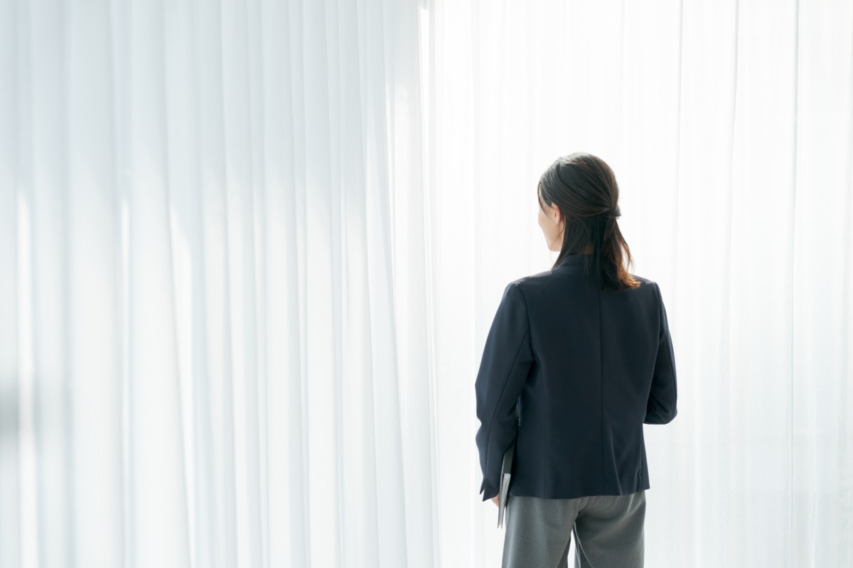 リビング　背中　女性　一人