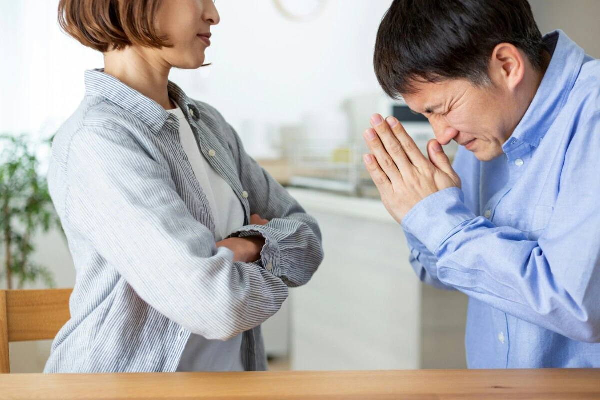 夫　謝る　妻