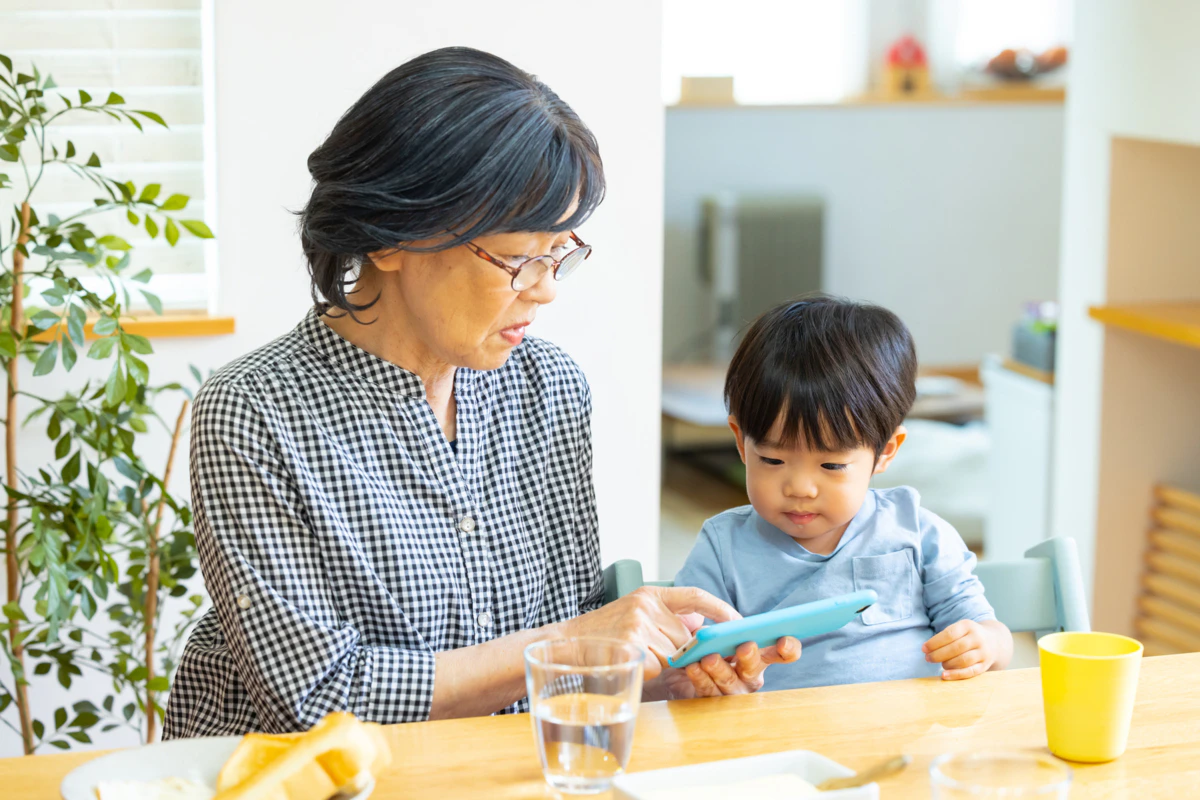 祖母　子ども　動画