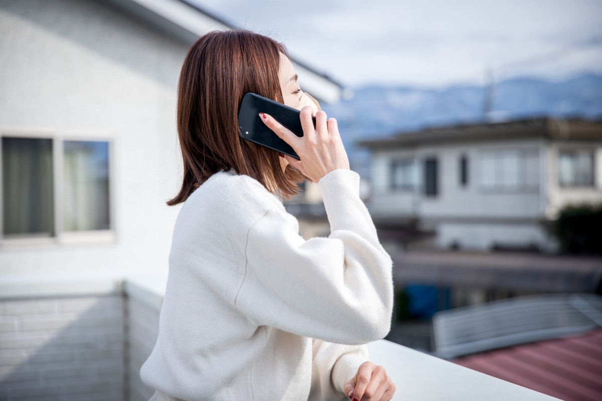 電話　女性　手元