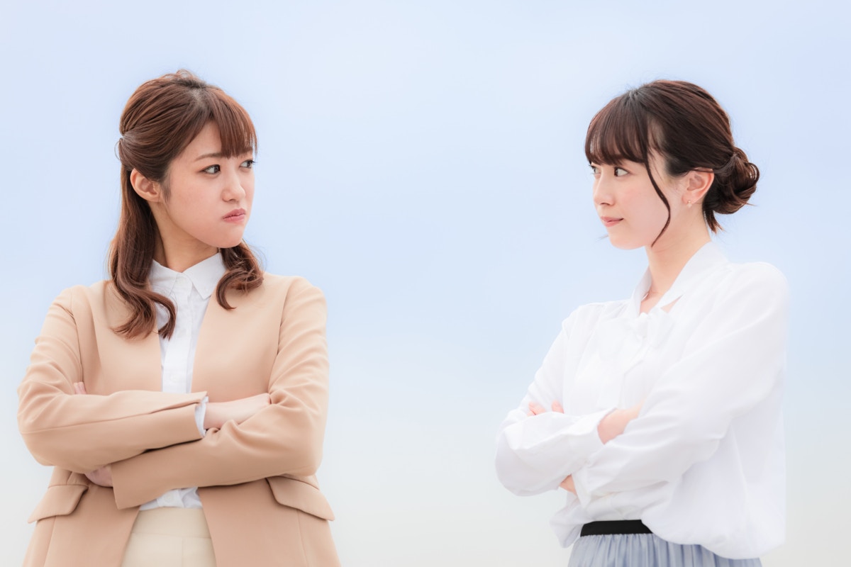 女性同士　外　喧嘩