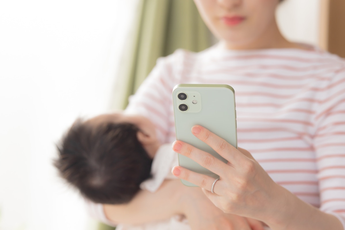 赤ちゃん　女性　スマホ